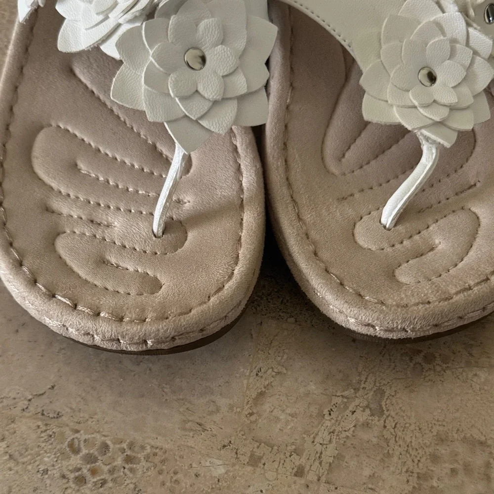 Cliffs by WHITE MOUNTAIN White Floral Sandals - Picture 5 of 5